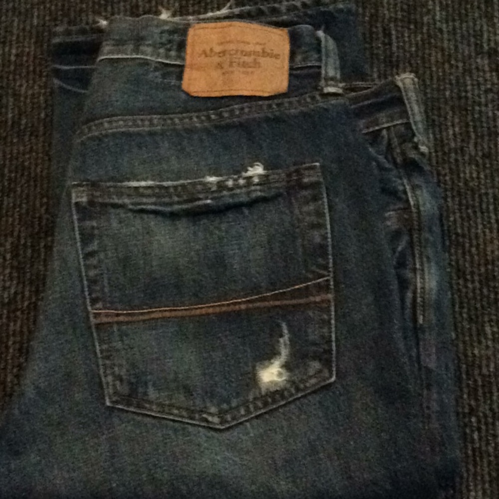 Men’s Abercrombie & Fitch distressed jeans